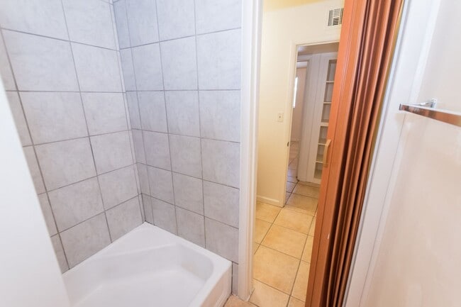 Building Photo - 4 Bedroom, 1½ Bath Home with Central A/C, ...