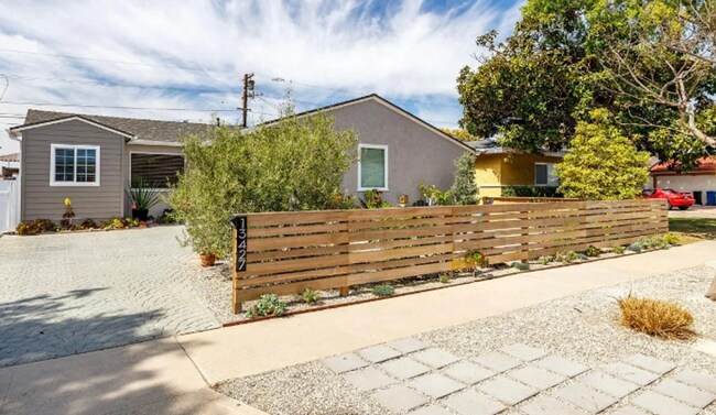 Building Photo - Beautiful 3 BEDROOM 2 BATH in Hawthorne with Garage. 1/2 off the 1st month of rent on OAC.