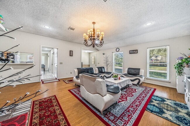 Building Photo - 9915 Villa Verde Dr