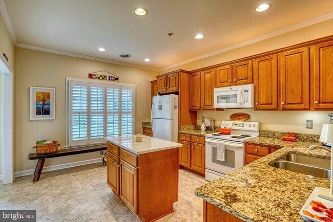 Building Photo - 28463 Pinehurst Cir