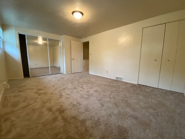 Building Photo - Wonderful 2BR Townhome in Plum! Central A/...