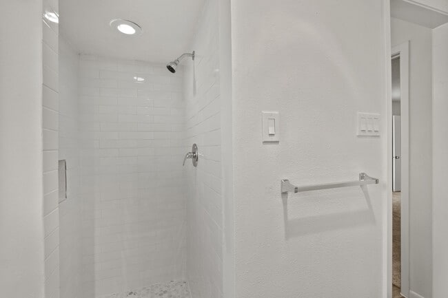Building Photo - 8307 Braesview Ln