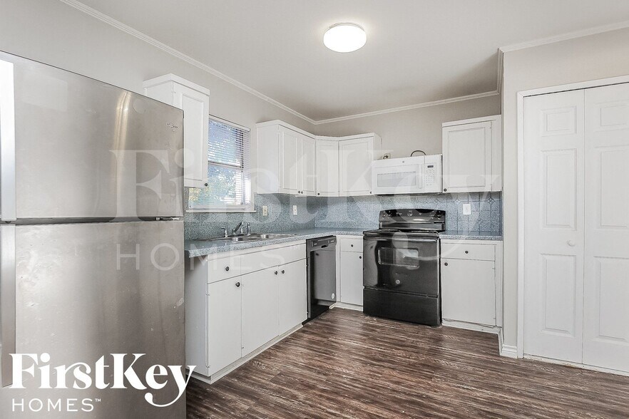 Building Photo - 2202 Lockwood Dr