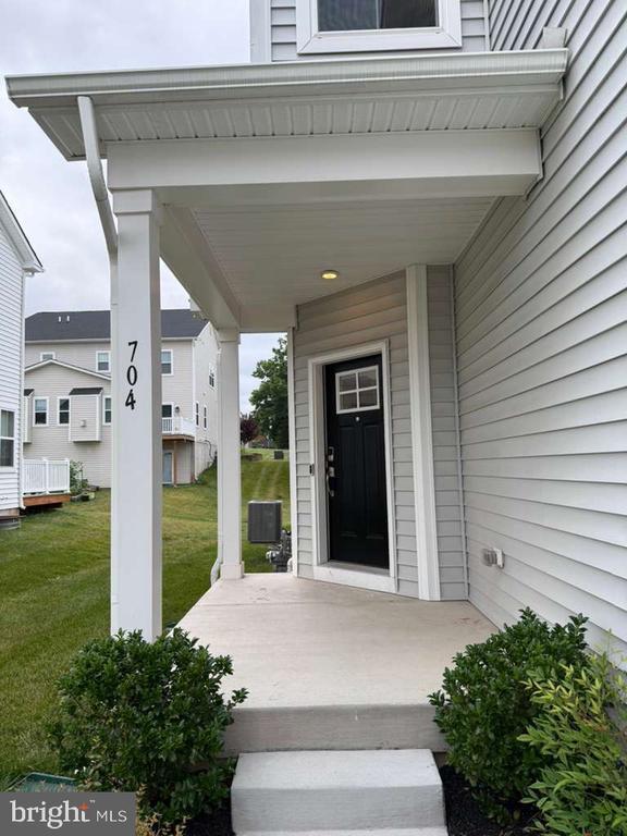 Building Photo - 704 Peony Ln