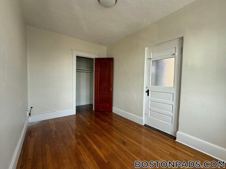 Building Photo - 53 Fellsway W