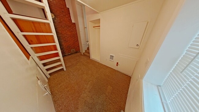 Building Photo - 3 Bedroom Campus House