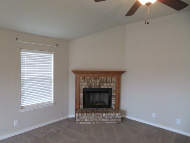 Building Photo - Nice Home on the Loop