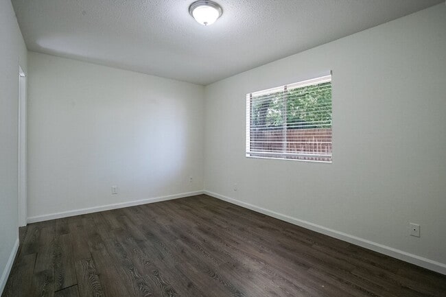 Building Photo - 701 Country Aire Dr