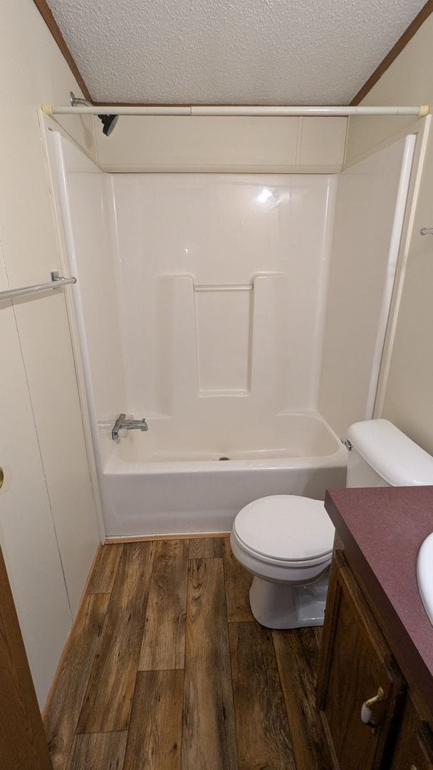 Building Photo - Newly renovated gem located at Earl Lake i...