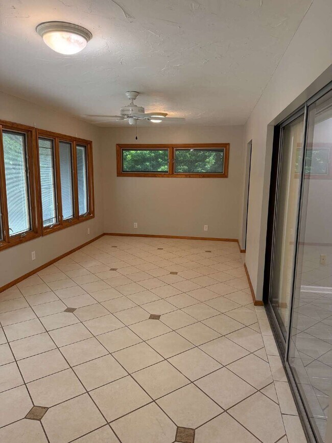 Building Photo - 423 Whispering Oaks Ct