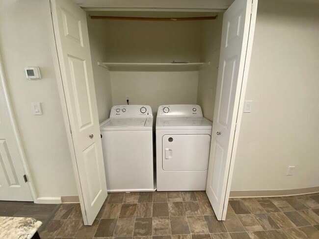 Building Photo - 2 Bedroom Townhouse - Garage/Washer-Dryer ...