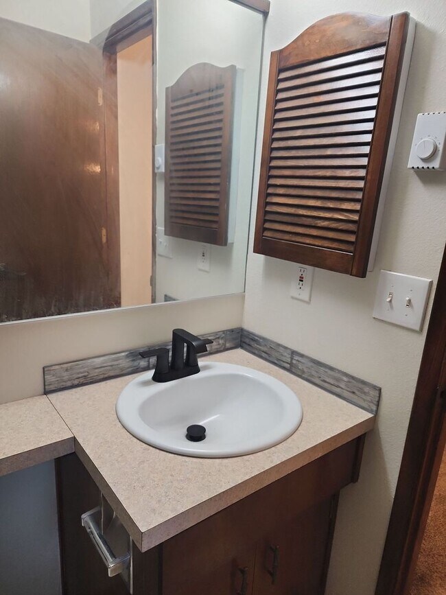 Building Photo - Beautiful Large home in private and quiet community