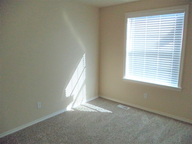 Building Photo - 879 S New Summer Ave