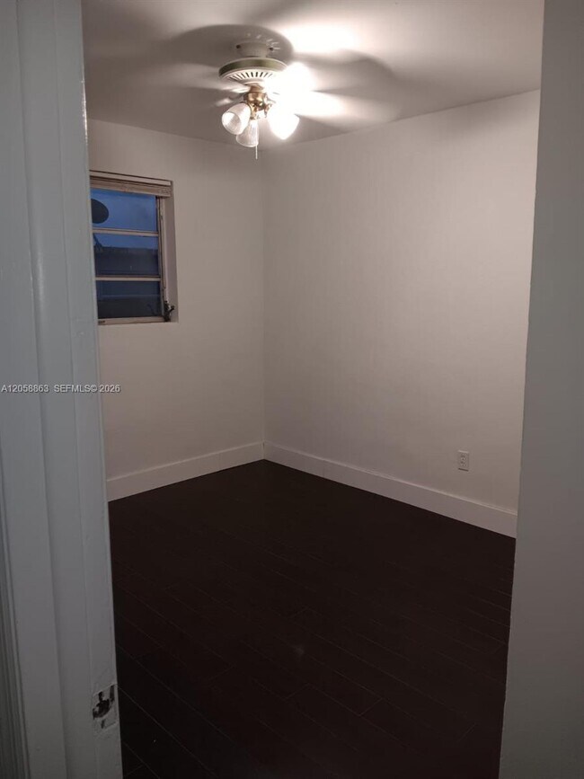 Building Photo - 107 SW 18th Ct