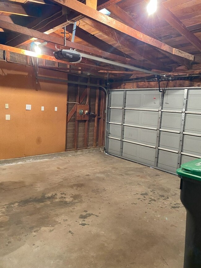Building Photo - East End 3 Bedroom