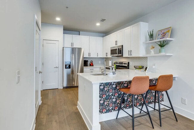 Building Photo - Stylish Updated Apartment Minutes from Downtown