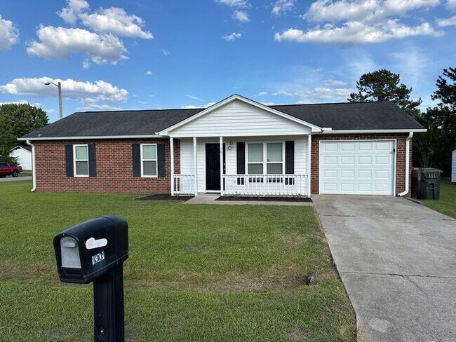 Building Photo - **Charming 3-Bedroom, 2-Bath Home in the H...