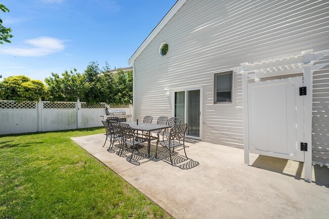 Building Photo - 10 Explorer Rd