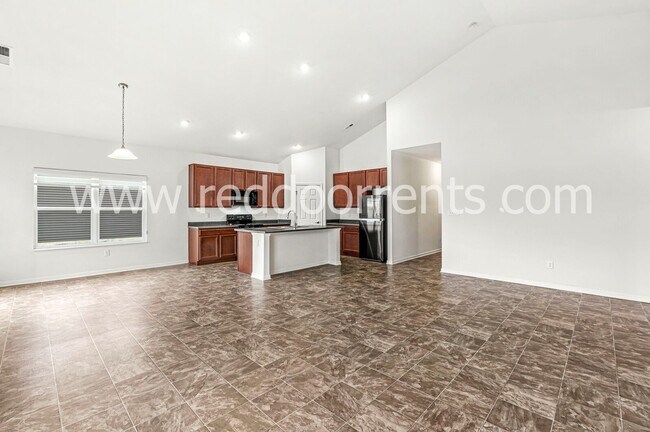 Building Photo - Family-Friendly Fortville Living