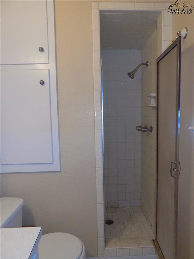 Building Photo - 988 Victoria Dr