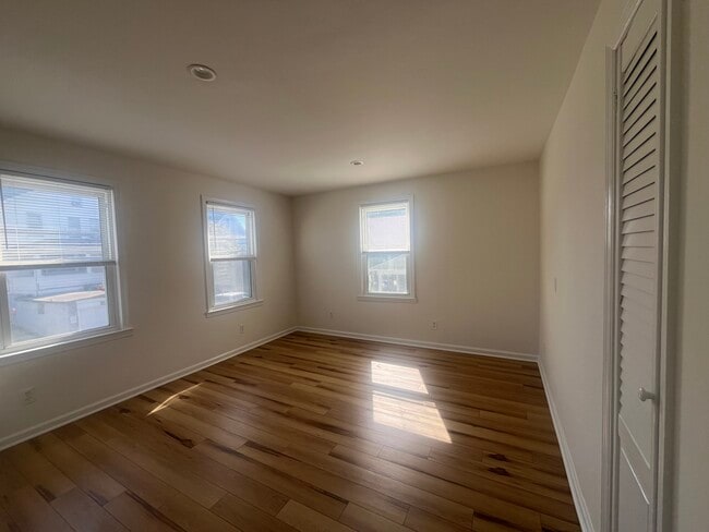 Building Photo - 3 Laura St