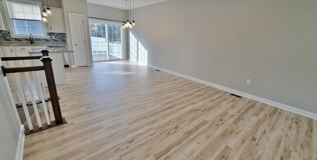 Building Photo - 3 Bed / 2-1/2 Bath Single Family Townhome w/1-Car Garage