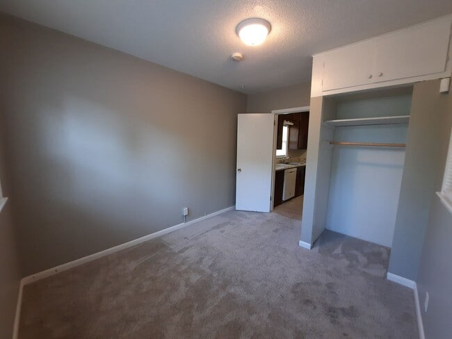 Building Photo - 3 Bedroom Home with a Fenced Yard and BEAU...