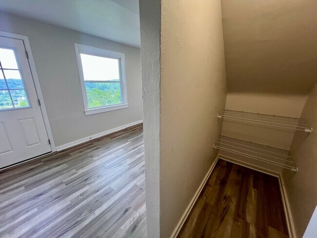 Building Photo - JUST Renovated! - 3 Bedroom 1 Bathroom - C...