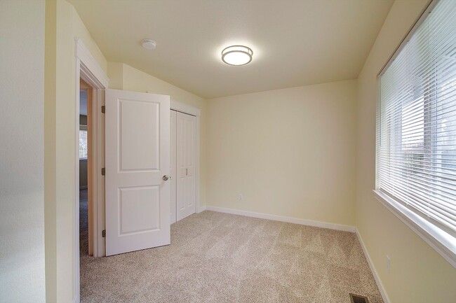 Building Photo - 3Bd/2.5Ba Lynnwood Duplex