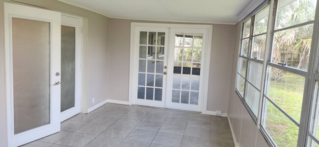 Building Photo - 3060 Avon Ln