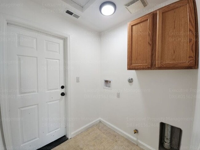 Building Photo - 5 bedrooms/ 2 baths Location Olive Dr/ Old...
