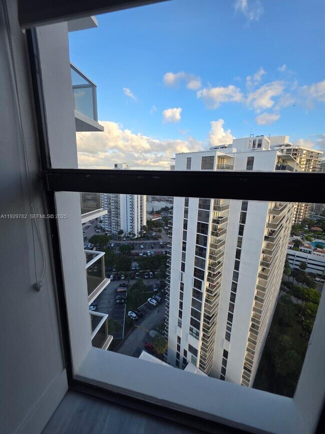 Building Photo - 3701 N Country Club Dr