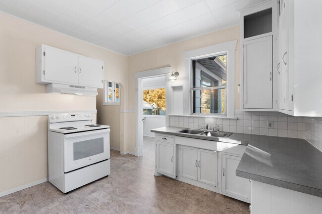 Building Photo - Beautiful Home in the Garland District