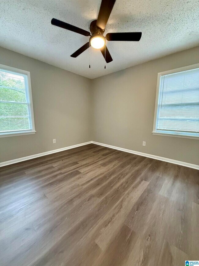 Building Photo - 205 Lake Dr Cir NE