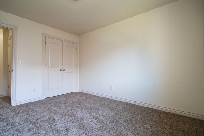 Building Photo - Modern 3 Bed, 2.5 Bath Townhouse - Excelle...