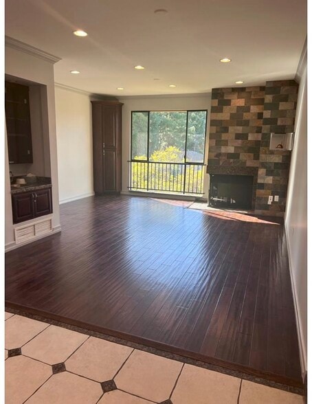 Building Photo - 1132 S Doheny Dr