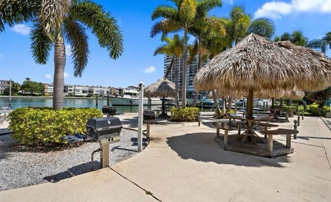 Building Photo - 7300 Sun Island Dr S