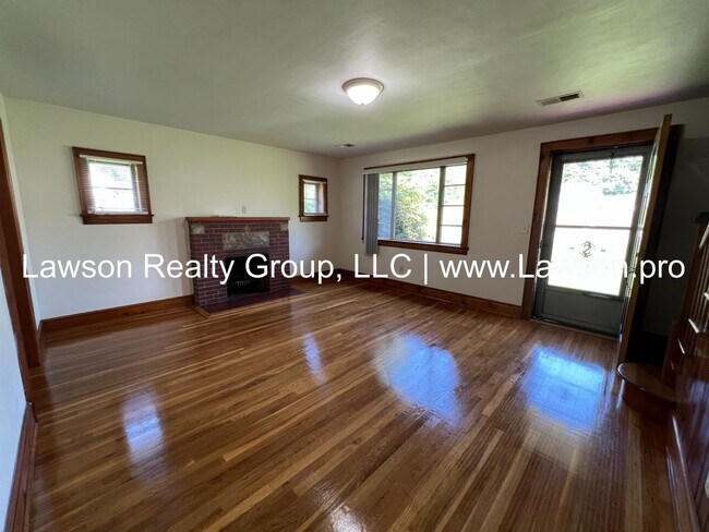 Building Photo - Quaint Two Bedroom Home By Christmas Tree Farm