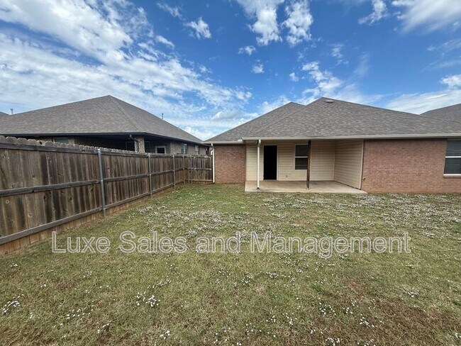 Building Photo - 2408 Alta Vista Ln
