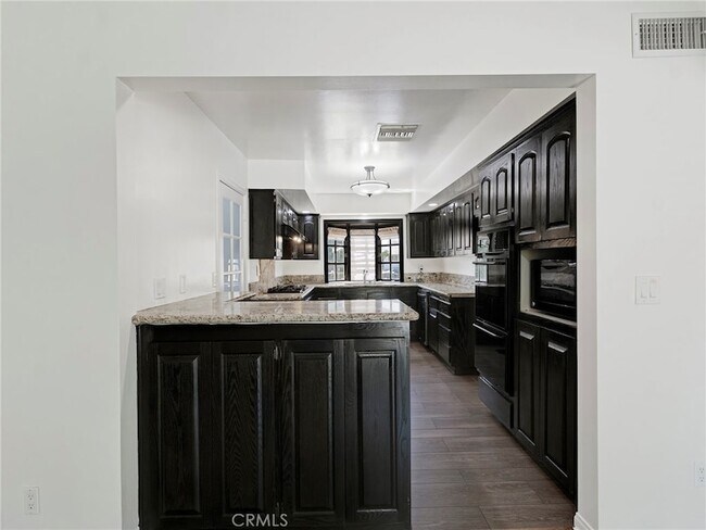 Building Photo - 10918 Reseda Blvd