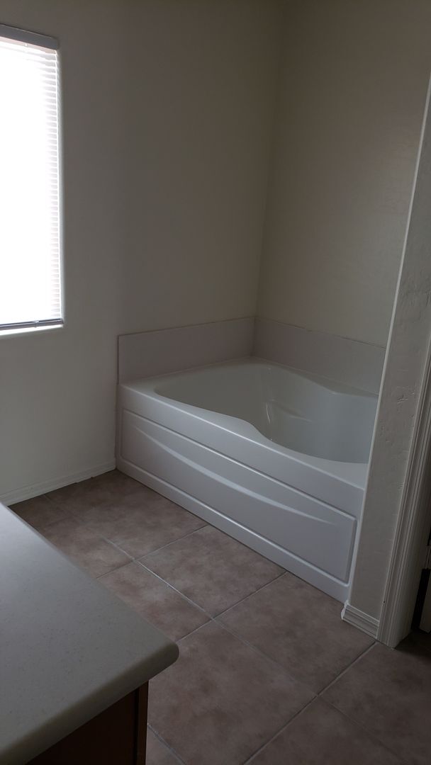 Building Photo - Spacious floorplan