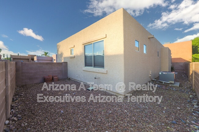 Building Photo - 2927 N Cardell Cir