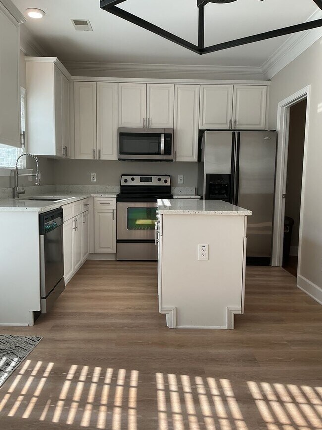 Building Photo - Beautiful 3 Bedroom, 2.5 Bath Townhouse in...