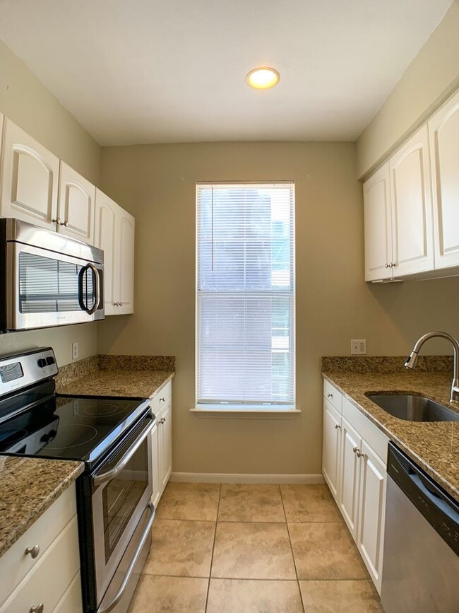 Building Photo - Studio unit in Downtown with free water an...