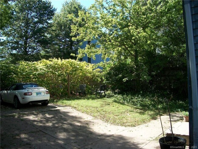 Building Photo - 20 Lawrence St