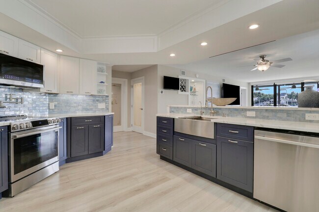 Building Photo - 515 Bay Colony Dr N
