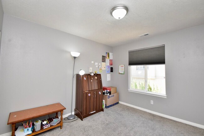 Building Photo - Great 4 Bedroom 3 Bath Home in South Jordan in Amazing HOA Community!