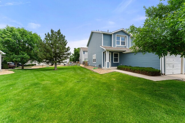 Building Photo - End-unit townhome in Cherry Creek School D...