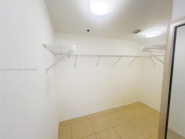 Building Photo - 9340 Fontainebleau Blvd