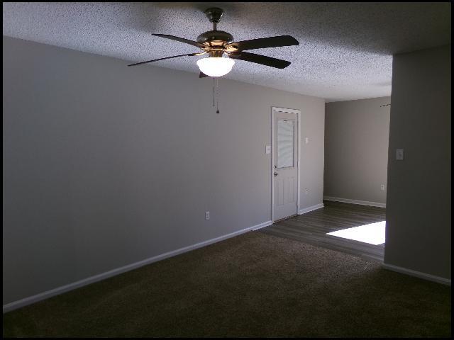 Building Photo - 8 Brookway Ln